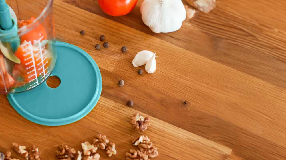 Elektrický sekáček Rohnson R-5119 na stole s ořechy_02