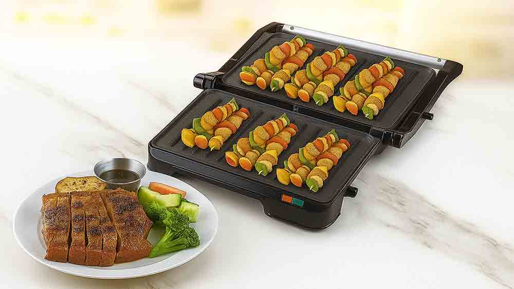 Minigril sendvičovač Rohnson R-2114, na kter&eacute;m se griluj&iacute; &scaron;p&iacute;zy_02