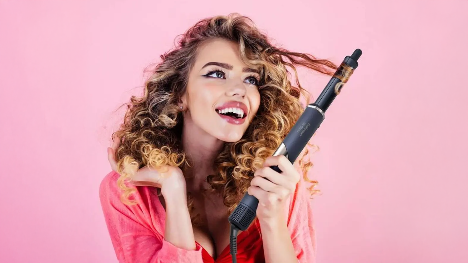 Žena si natáčí vlasy na kulmofén Rohnson R-688
