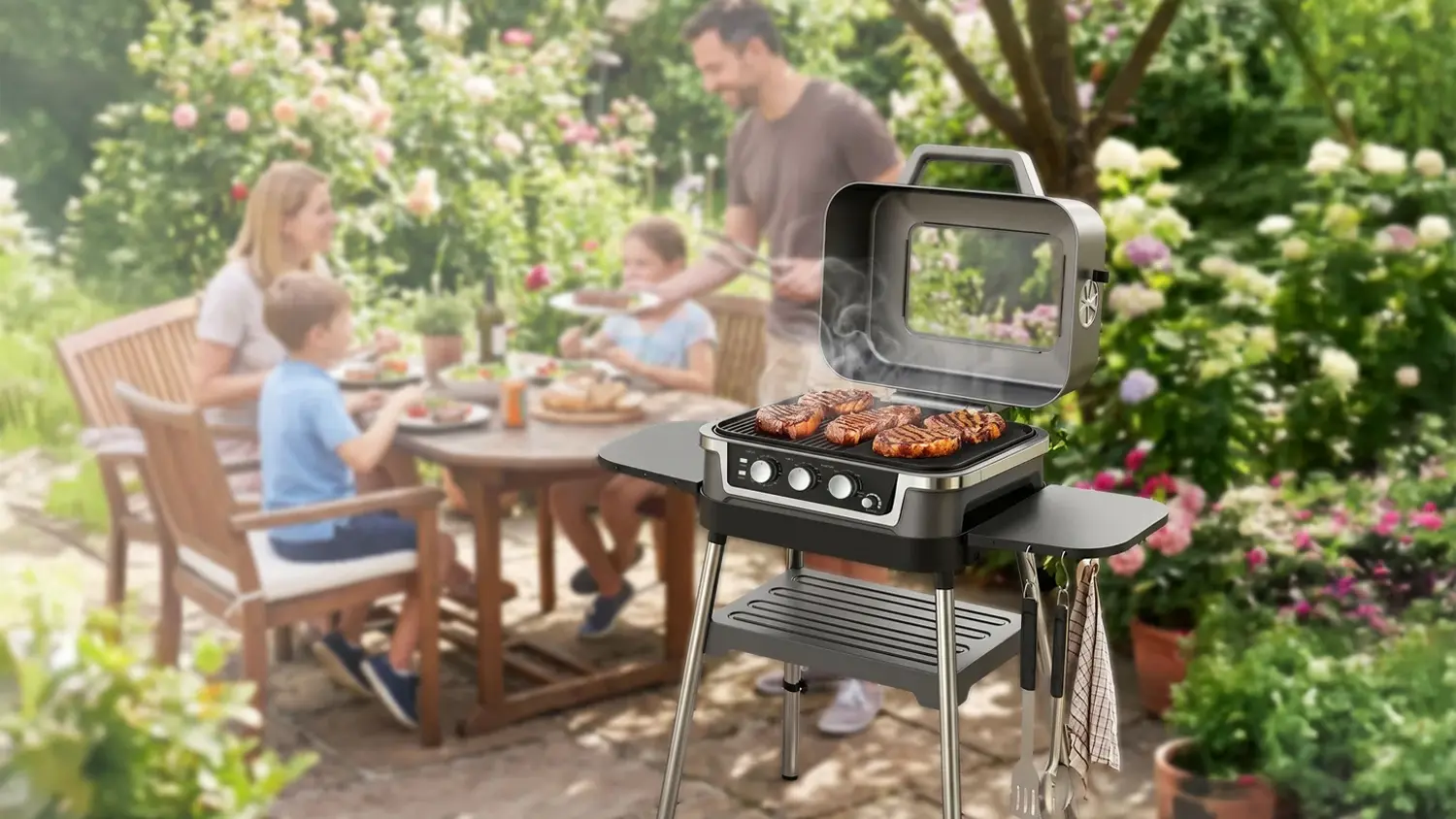 Rodina griluje na zahradě na grilu Rohnson R-2535 Prime Grill