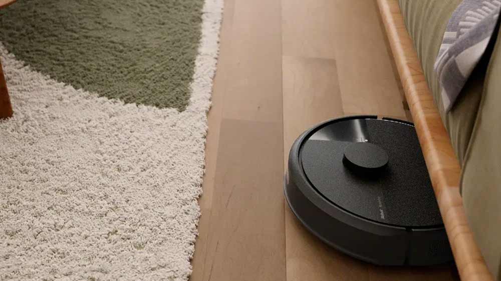 Robotický vysavač iRobot Roomba Combo 105 Y351040 vysává pod pohovkou_02