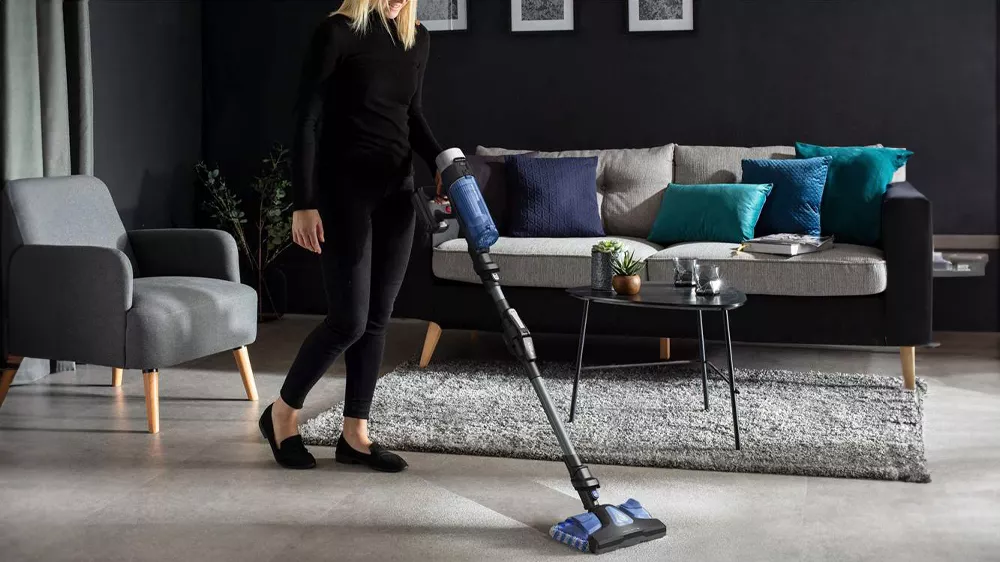 Žena vysává vysavačem ROWENTA RH20C7WO_03