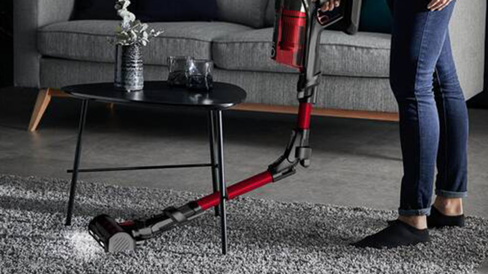 Žena vysává pod stolem vysavačem Rowenta RH98A9WO_02