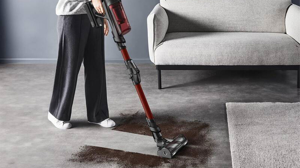Žena vysává podlahu s tyčovým AKU vysavačem ROWENTA RH9A73WO_02
