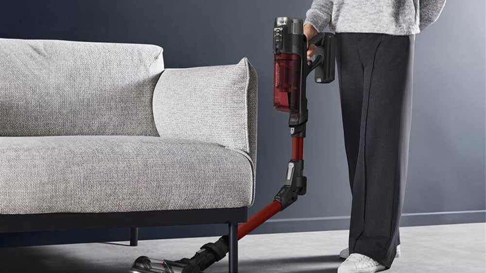 Žena vysává pod nábytkem s tyčovým AKU vysavačem ROWENTA RH9A73WO_03