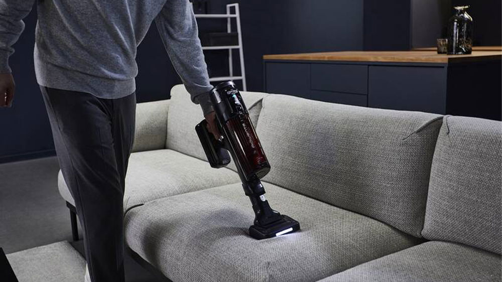 Muž vysává gauč s tyčovým aku vysavačem ROWENTA RH9A73WO_05