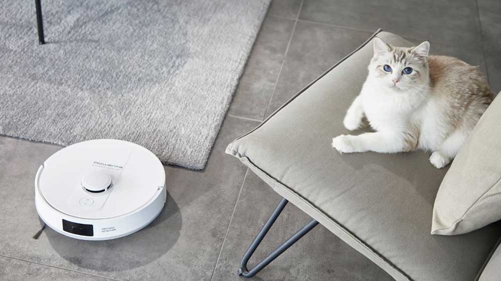 Robotický vysavač Rowenta RR9197WH při práci, ležící kočka_05