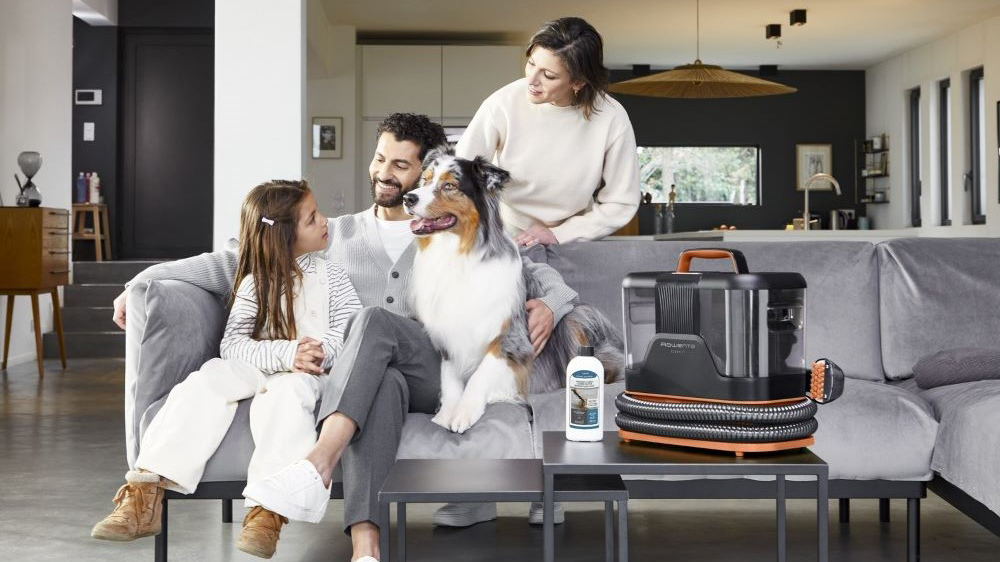 Spokojen&aacute; rodina na pohovce s v&iacute;ce&uacute;čelov&yacute;m čističem Rowenta IN5011F0 Clean It a psem_02