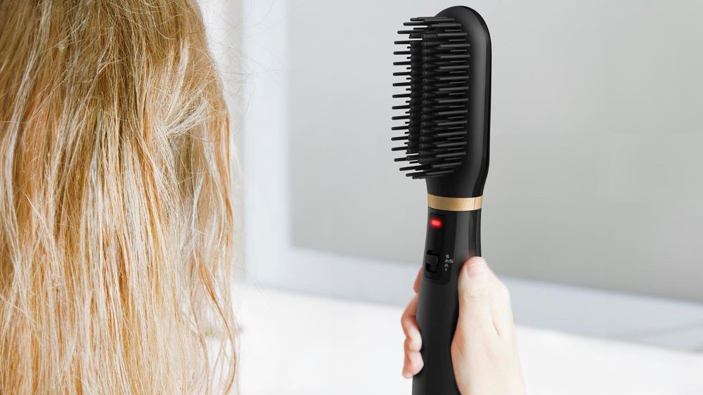 Blond&yacute;na drž&iacute; horkovzdu&scaron;n&yacute; kart&aacute;č Rowenta UB5920F0_02