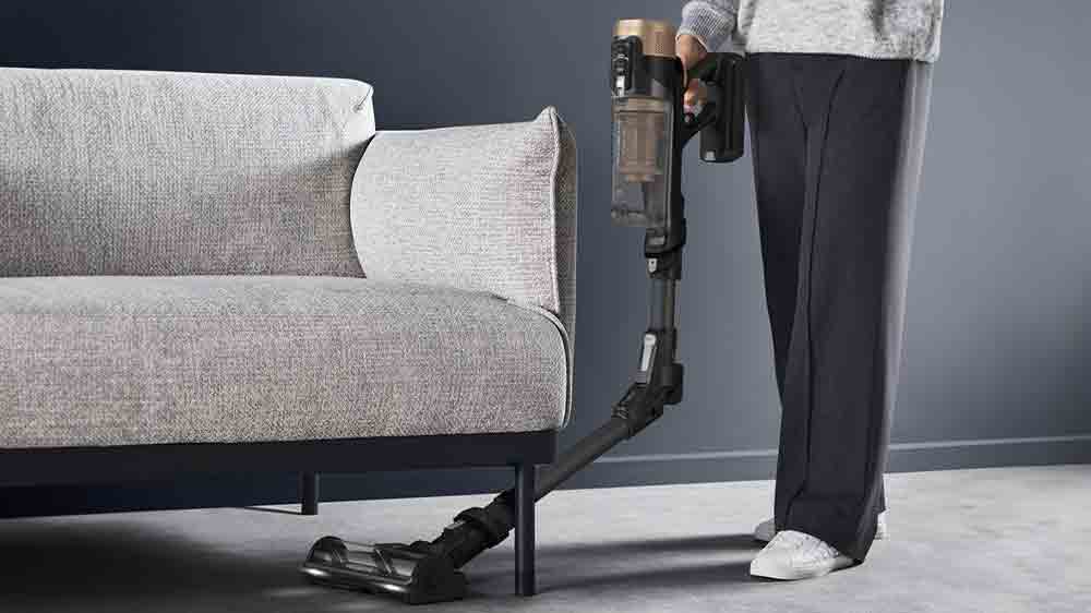 Žena vys&aacute;v&aacute; pod n&aacute;bytkem vysavačem Rowenta_02