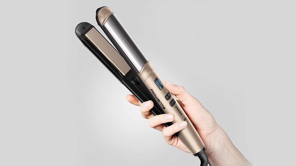 Žehlička na vlasy Rowenta SF4641F0 v ruce_02