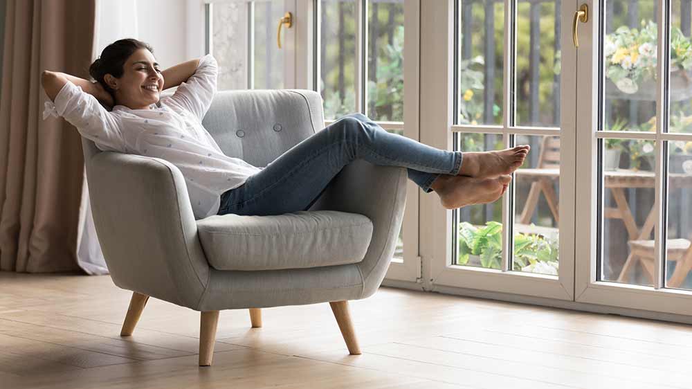 Relaxuj&iacute;c&iacute; žena v př&iacute;jemn&eacute;m ovzdu&scaron;&iacute; domova_02