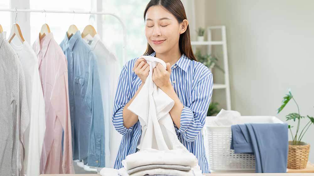 Žena skládá usušené oblečení_03