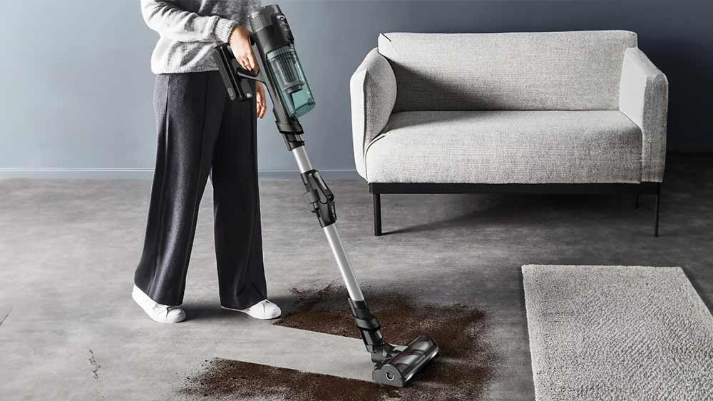 Žena vys&aacute;v&aacute; s tyčov&yacute;m vysavačem Rowenta X-Force Flex 13.60, RH9A32WO_02