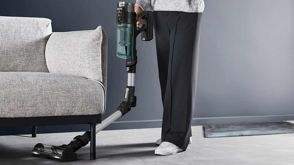 Snadn&eacute; vys&aacute;v&aacute;n&iacute; pod n&aacute;bytkem s tyčov&yacute;m vysavačem Rowenta X-Force Flex 13.60, RH9A32WO_03