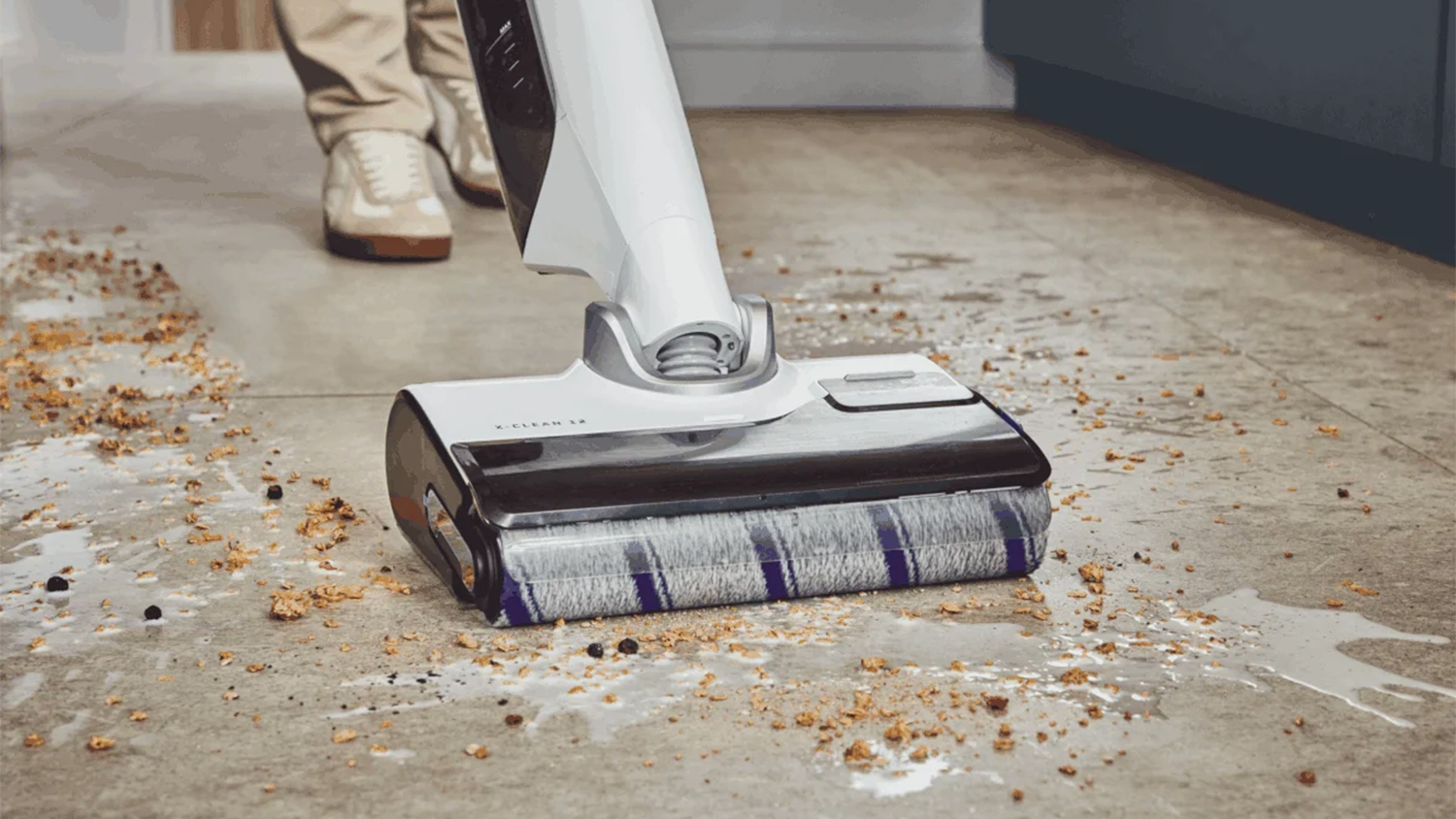 Muž vysává podlahu s Rowenta X-Clean 12 GZ7257E0