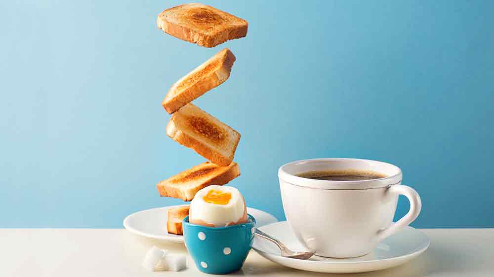 Opečené topinky, vajíčko a káva na stole_02