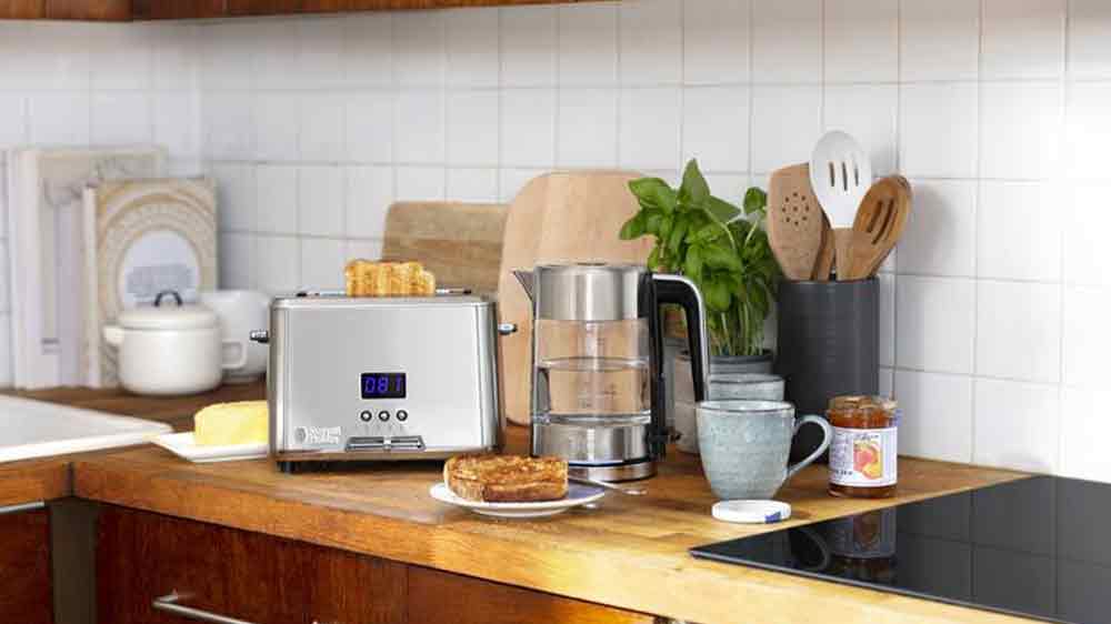 Topinkovač Russell Hobbs 24200-56 na kuchyňské lince_03