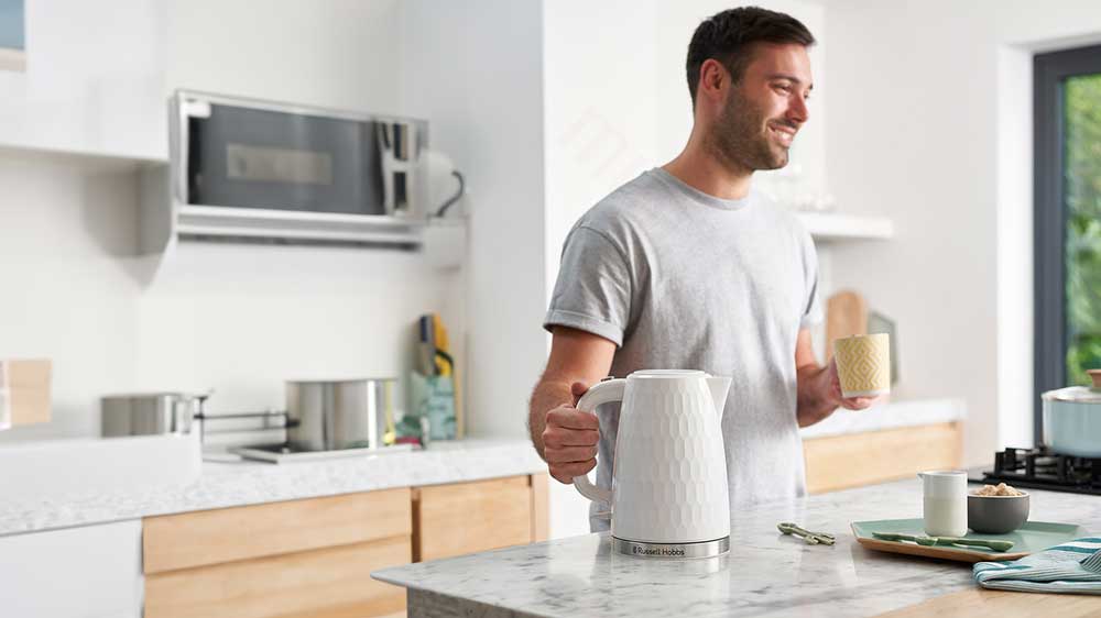 Muž připravující si nápoj_02