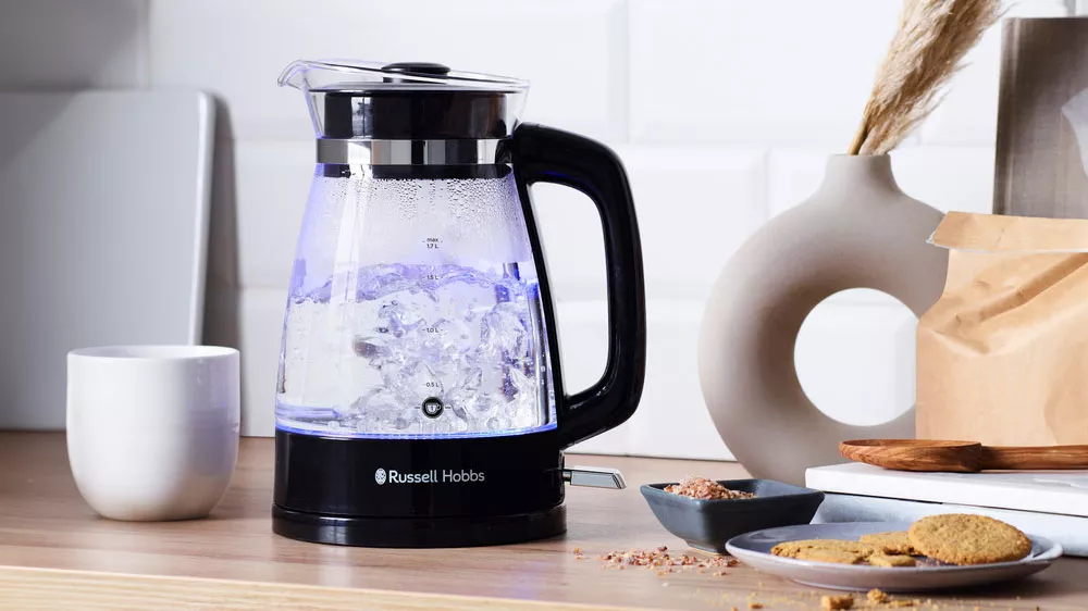 Rychlovarn&aacute; konvice Russell Hobbs Classic na kuchyňsk&eacute; lince_02