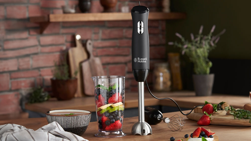 Tyčový mixér Russell Hobbs 24702-56 na kuchyňské lince s ovocem_03