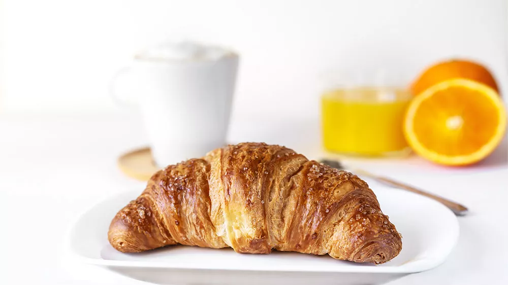 Křupav&yacute; croissant, k&aacute;va a džus_03