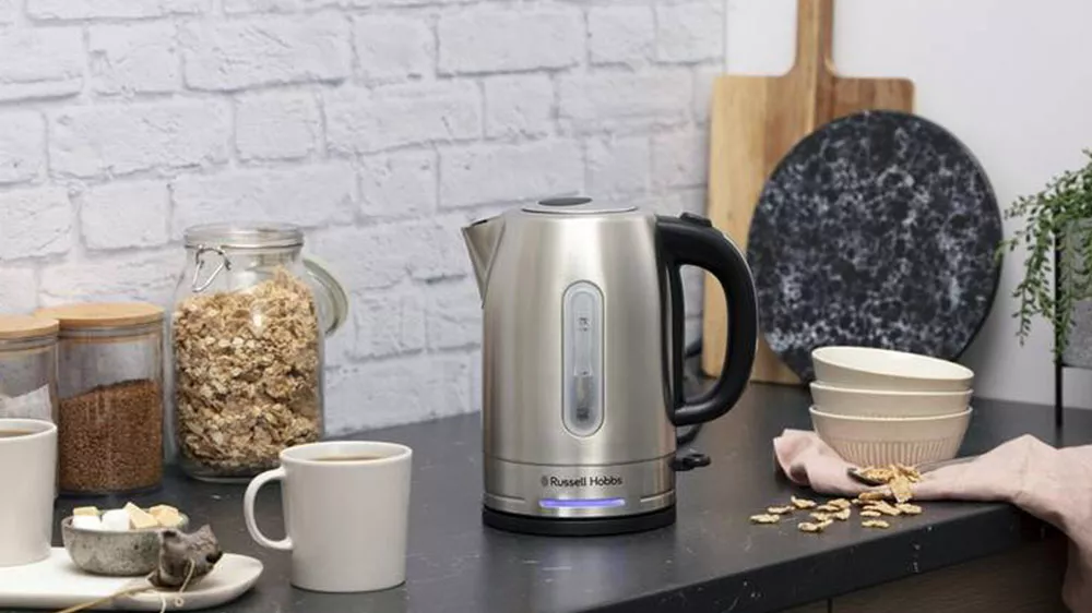 Rychlovarn&aacute; konvice Russell Hobbs Quiet 26300-70 na kuchyňsk&eacute; lince s čajem_02