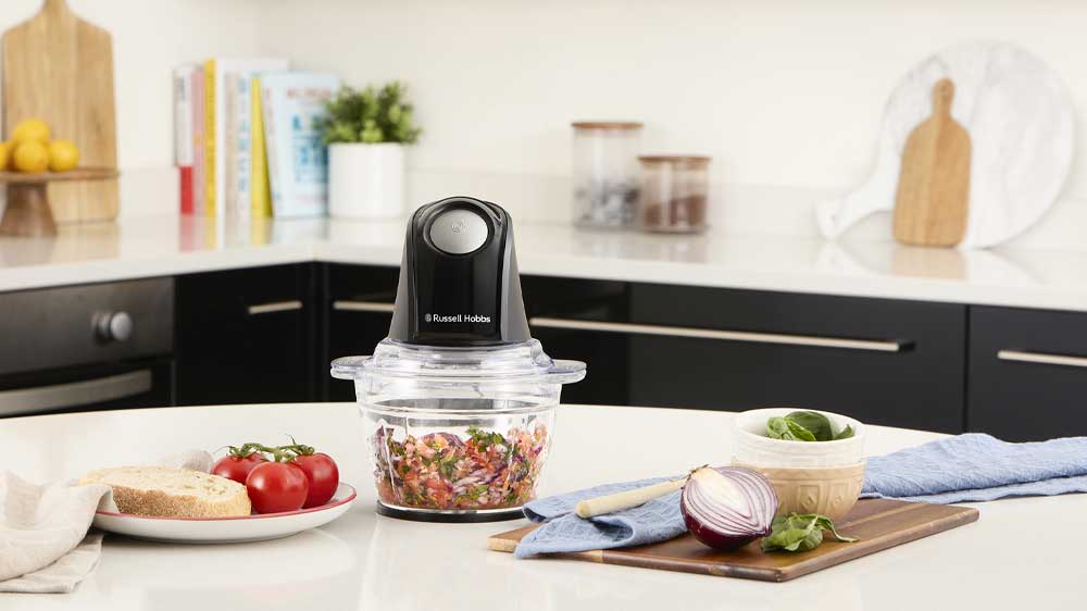 Sekáček naplněný nasekanou zeleninou položený na stole s pečivem_02