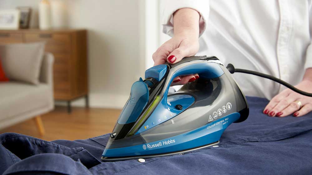Žena žehlící s žehličkou Russell Hobbs Colour Control Pro 27280_02