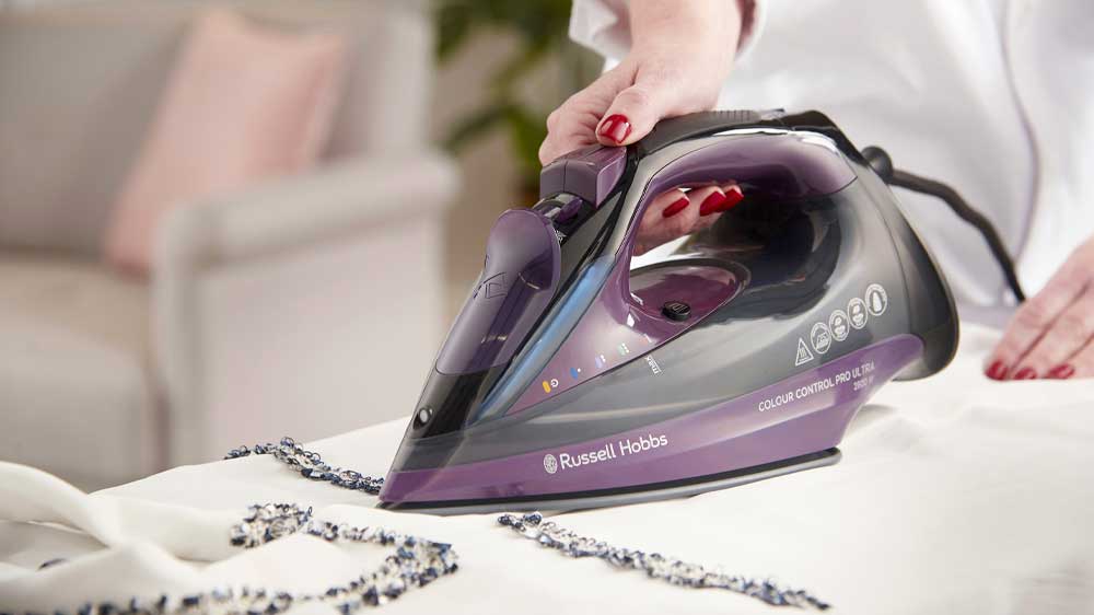 Žena žehlící s žehličkou Russell Hobbs Colour Control Pro Ultra 27281_02