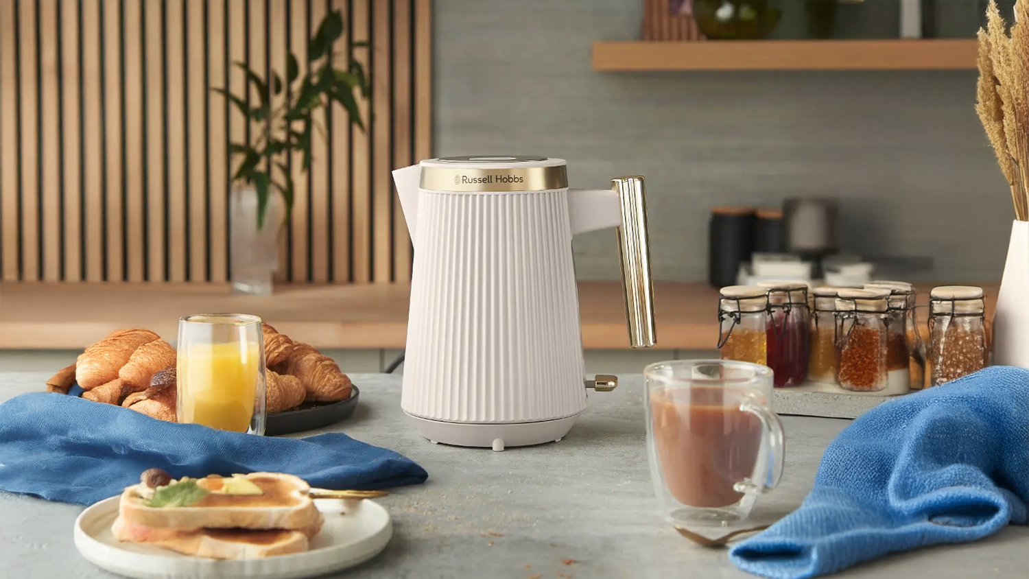 R&yacute;chlovarn&aacute; kanvica Russell Hobbs Bront&euml; 26751-70 na kuchynskej linke s pripravenou raňajkou