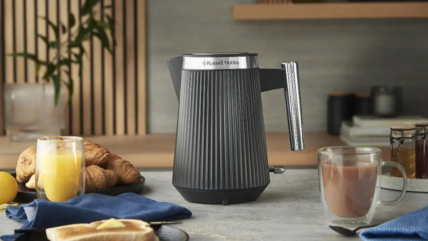 Rychlovarná konvice Russell Hobbs 26750-70 Brontë Matte Black na stole s jídlem