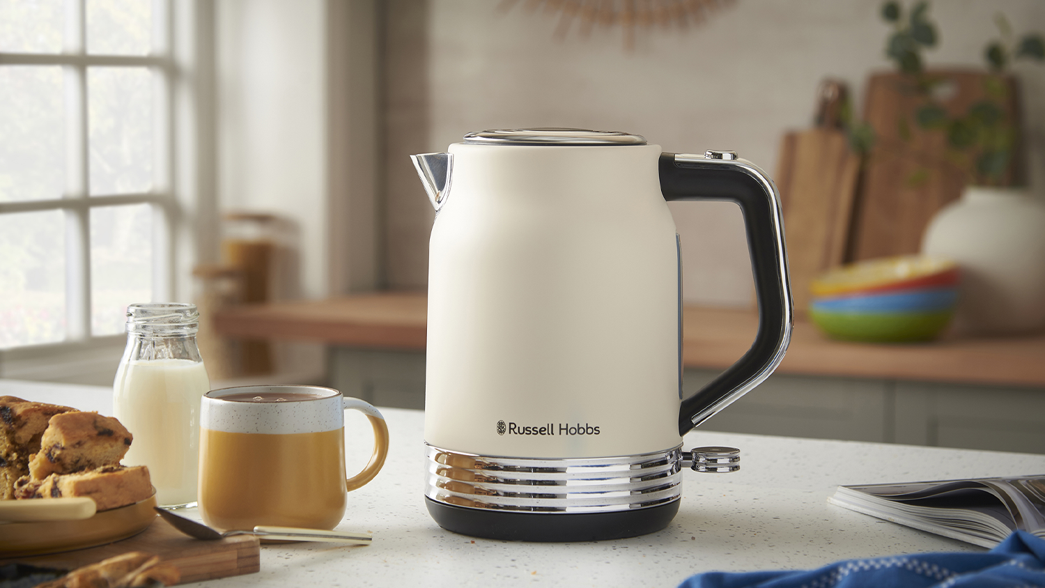 Kanvica Russell Hobbs na stole