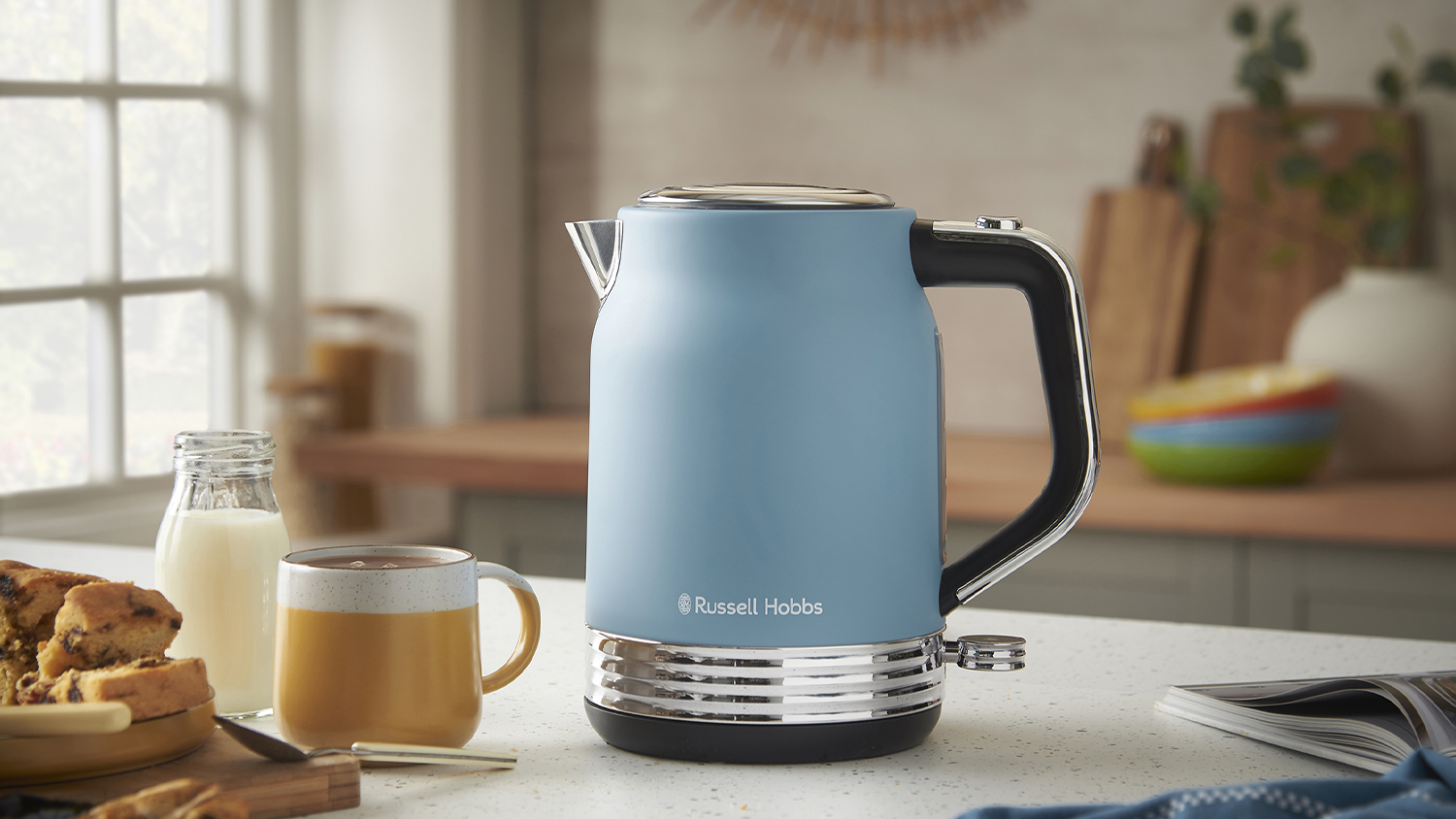 Kanvica Russell Hobbs na stole