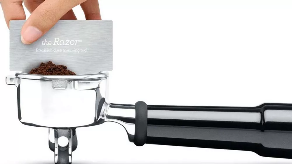 Pákové espresso Sage BES875BSS pomůcka pro zarovnání kávy Razor_04