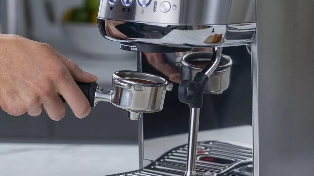 Sage pákové espresso Bambino plus SES500BTR s pomletou kávou_02