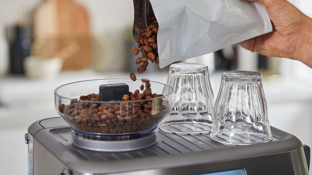 Sypání kávy do kávovaru Sage SES878BST_02