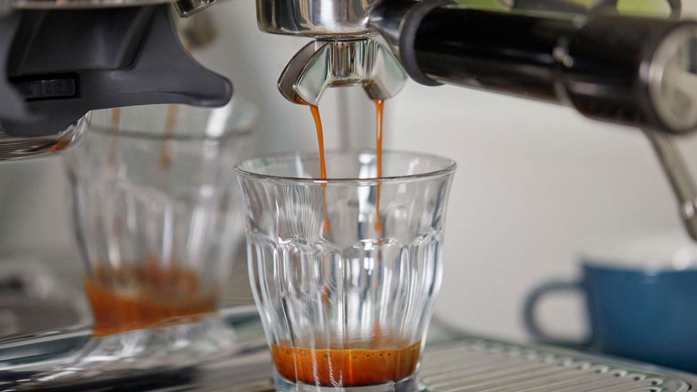 Pákový kávovar Sage SES878BST příprava kávy_04