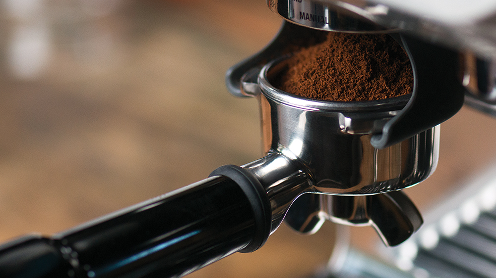 Pákové espresso Sage SES500BST namletá káva_02