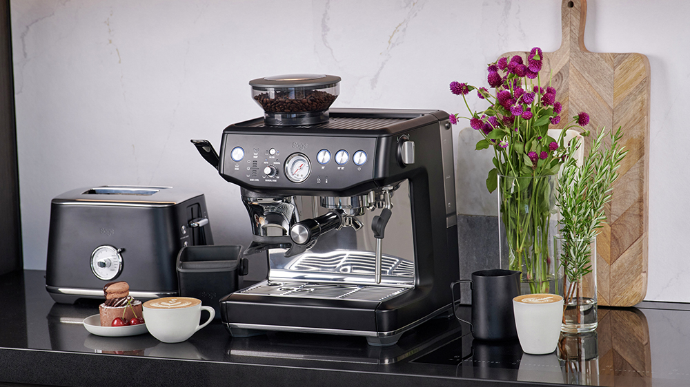 Pákové espresso Sage SES876BTR v kuchyni_02