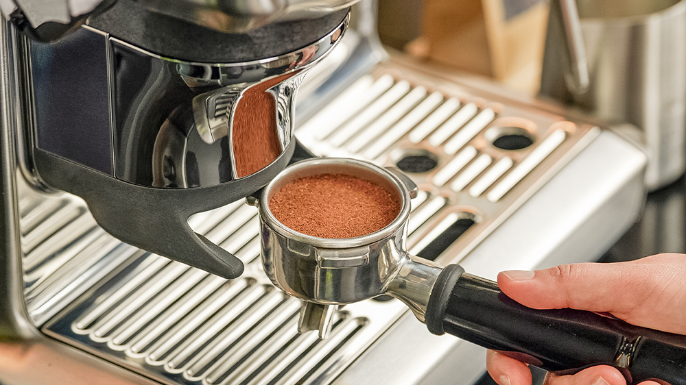 Vkládání pomleté kávy v páce do kávovaru Sage SES876BTR_03