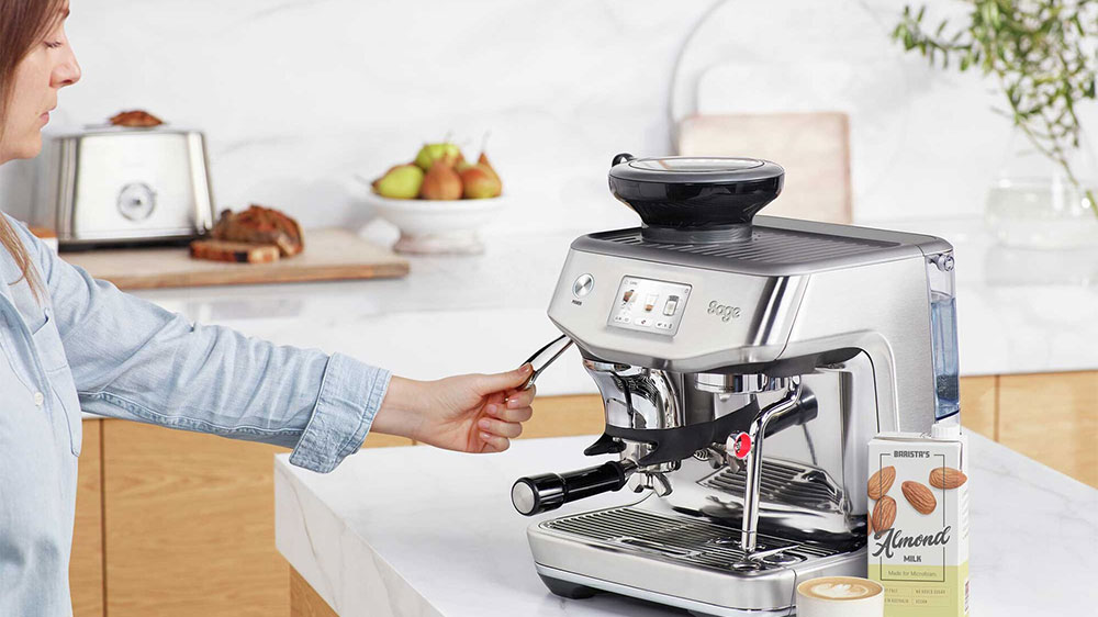 Žena si připravuje šálek kávy v kávovaru Sage SES881BSS_02