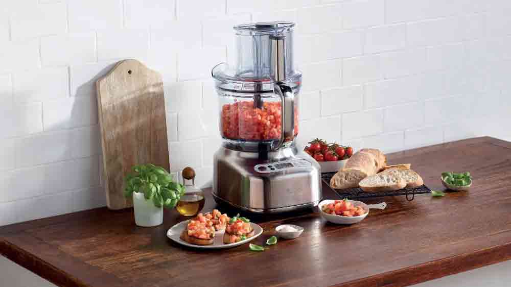 Food processor Sage Paradice 16 SFP838BSS při přípravě masa stojící na kuchyňské lince_02
