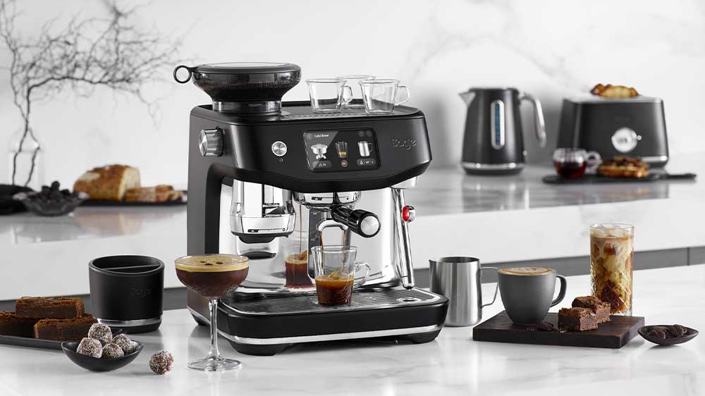 Pákové espresso Sage SES985BTR v kuchyni_02
