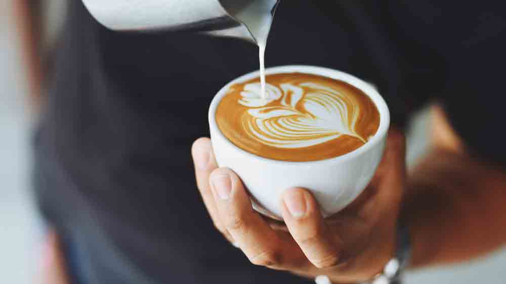 Latte art s nerezovou konvičkou _55