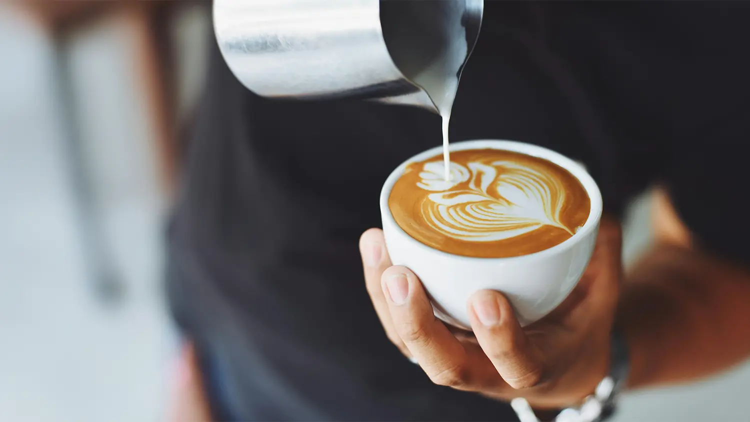 Latte art s nerezovou kanvičkou