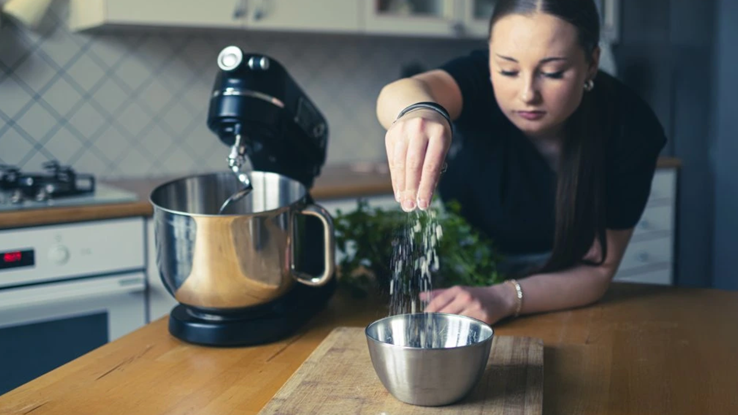 Žena v kuchyni vedle kuchyňského robota Salente DigiChef2