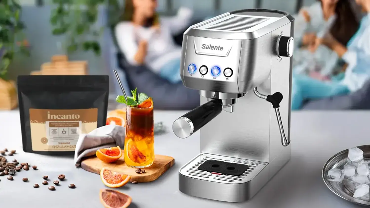 K&aacute;vovar Salente Coffio s balenou zrnkovou k&aacute;vou a k&aacute;vou ve sklenici