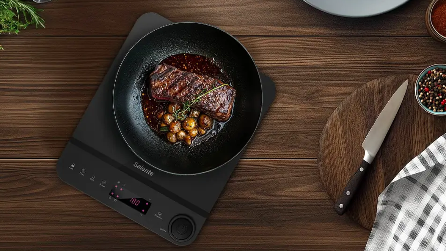 Uvařen&eacute; j&iacute;dlo na kuchyňsk&eacute; lince s vařičem Salente InductPro1 Black