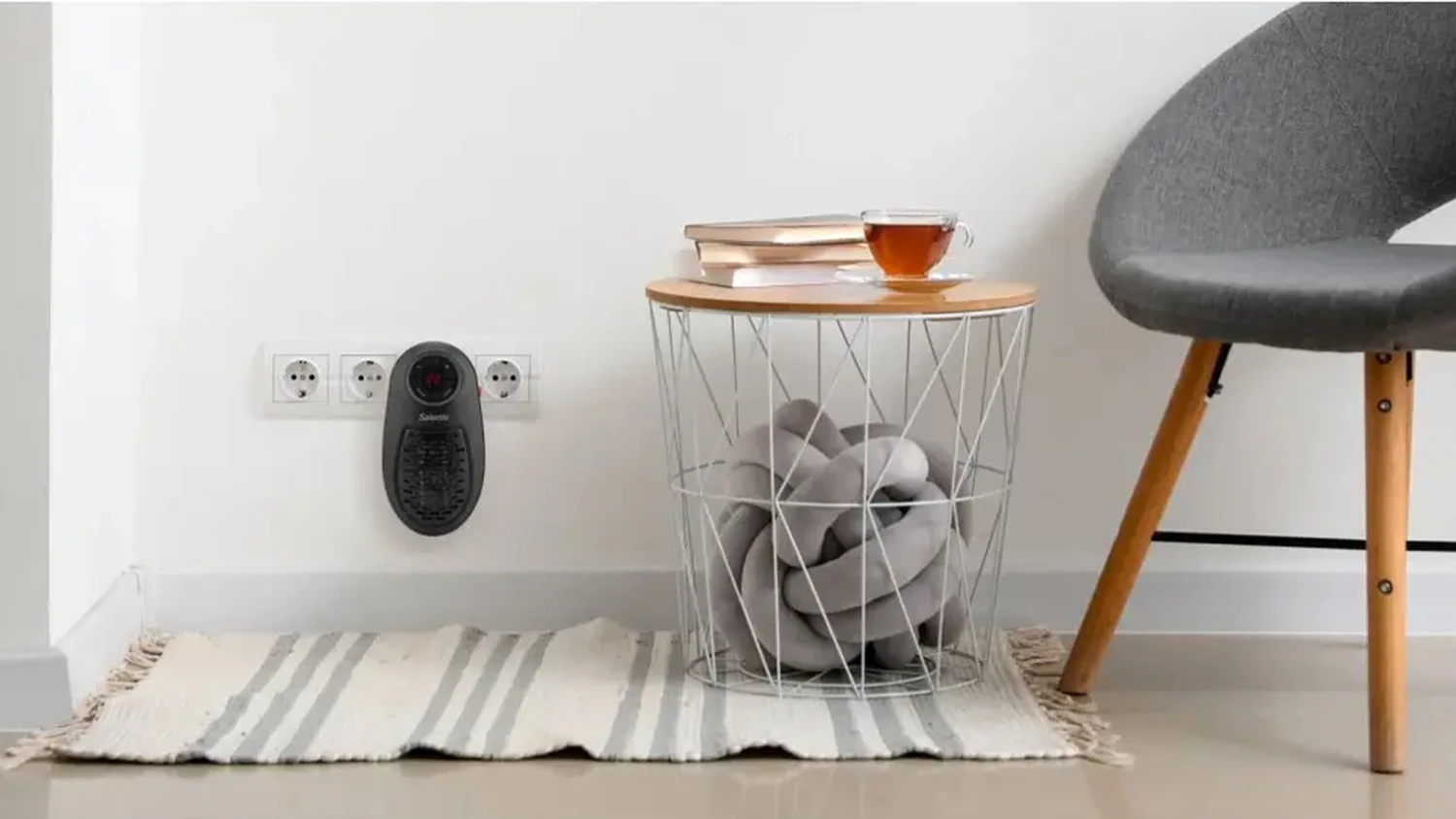 Teplovzdušný ventilátor Salente HotHeat zapojený v zásuvce